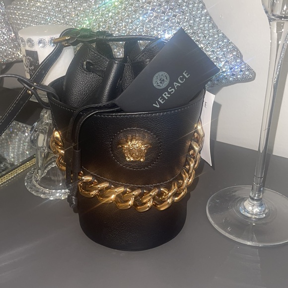 Host pick🎉🎉 La Medusa bucket bag by viviglam 👛👜👛 - Picture 7 of 7